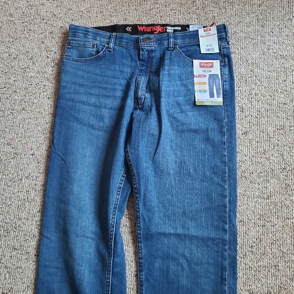 NWT Mens Wrangler Regular Fit Performance Jeans 36x30 - Picture 3 of 9